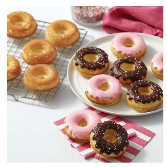 Wilton Non-Stick Donut Pan 6-Cavity - Picture 7 of 7